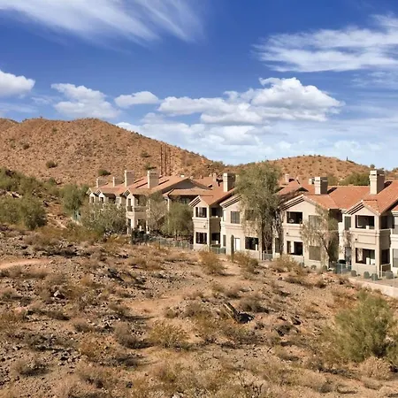 Enjoy The Beautiful Setting With Your Family In This 2Bd Condo With Resort Amenities